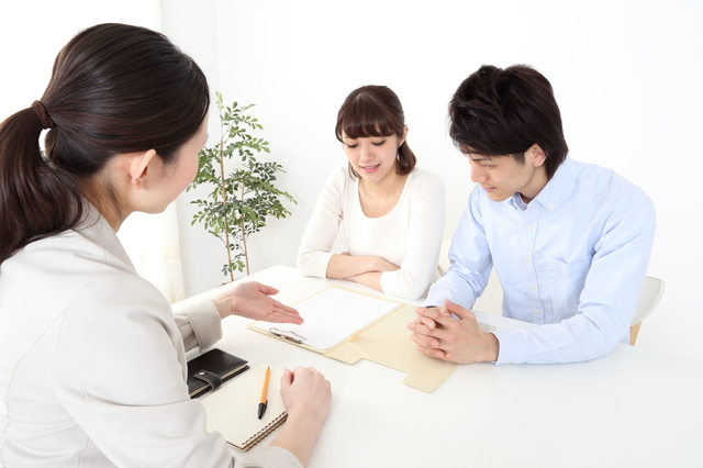 事務所内で保険業務に従事する様子のイメージ